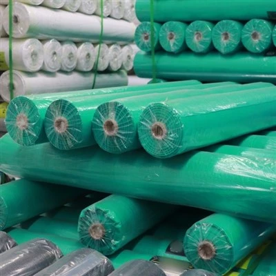 Rolo grande de tecido verde para controle de ervas daninhas